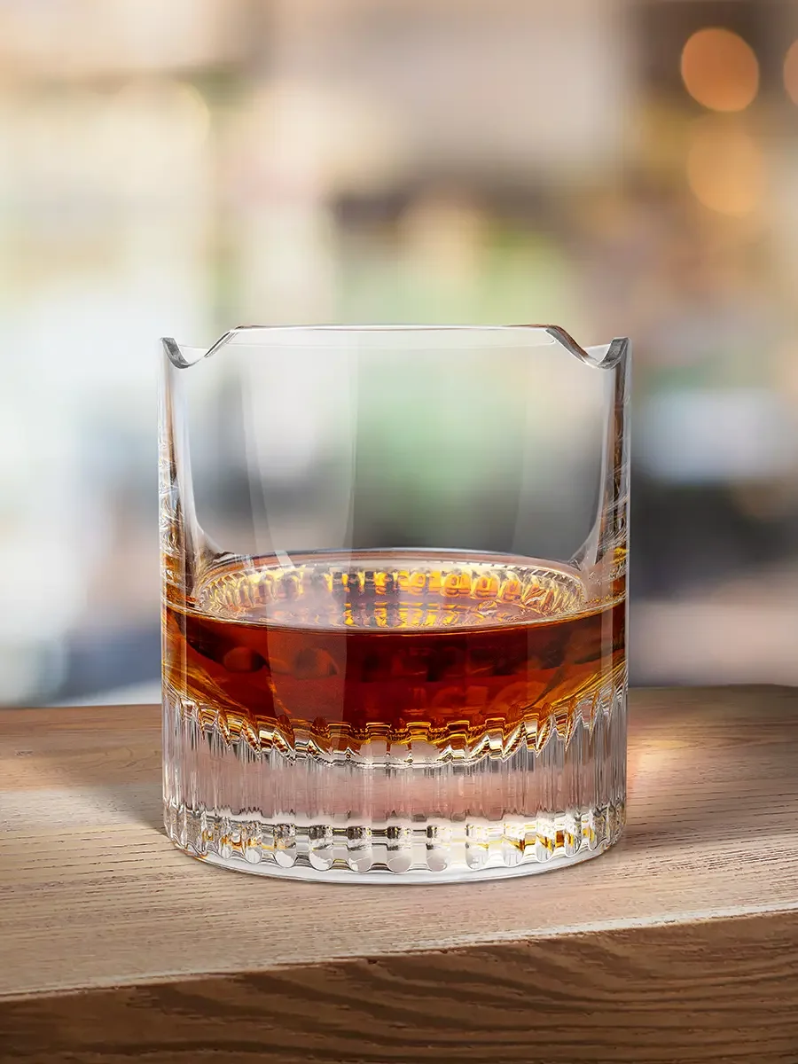 Ein Glas Whisky in einem Davidoff Winston Churchill Spirituosenglas.