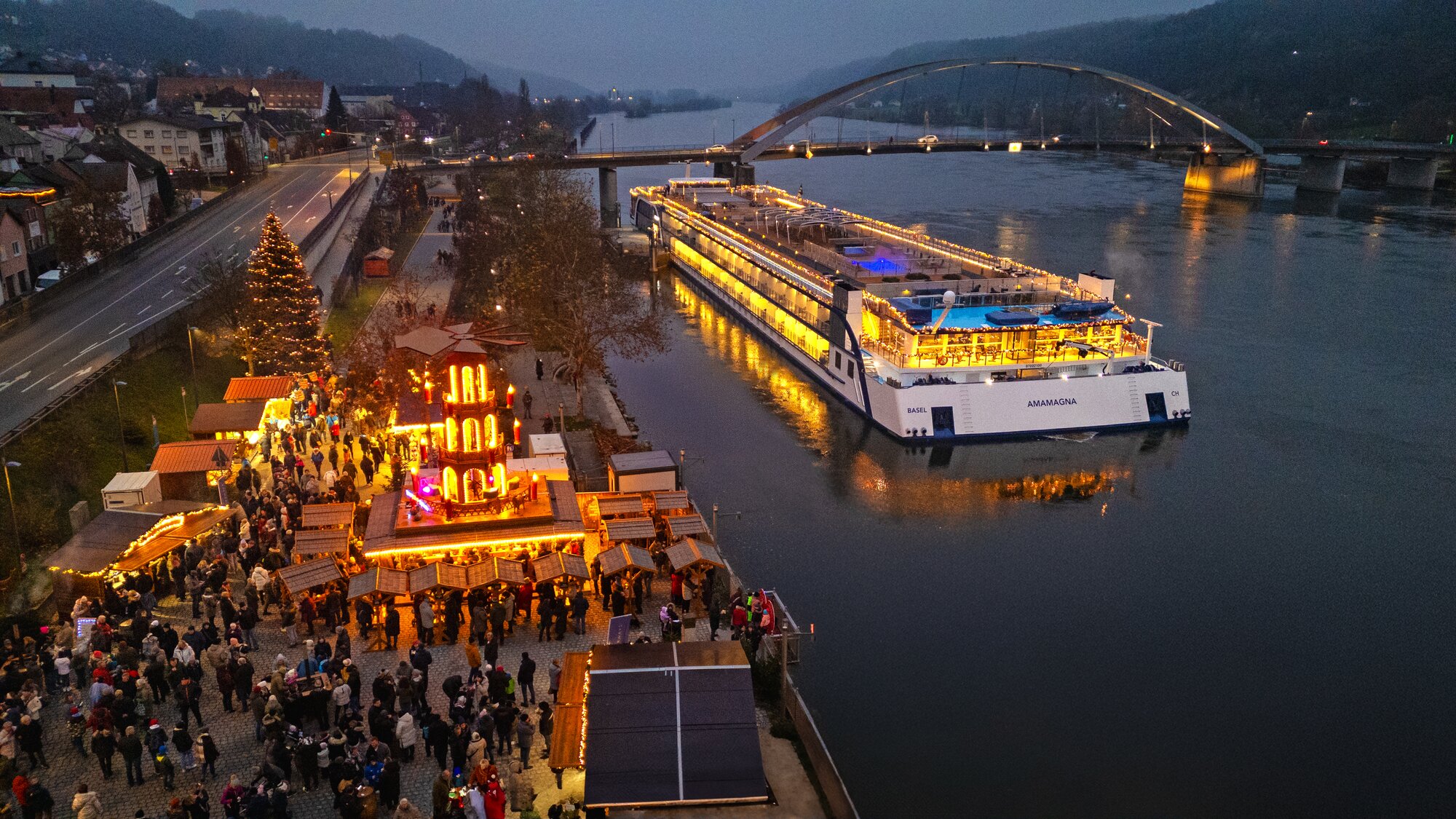 AmaMagna docked at Vilshofen at Christmas time