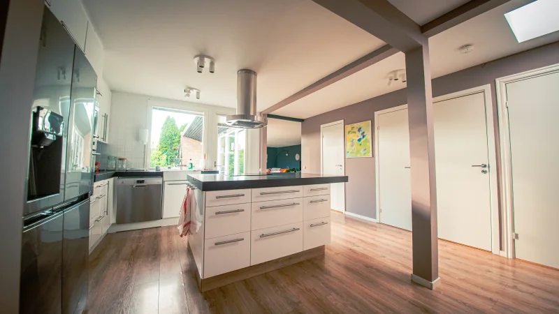 FlyTribe Villa pro kitchen with modern appliances