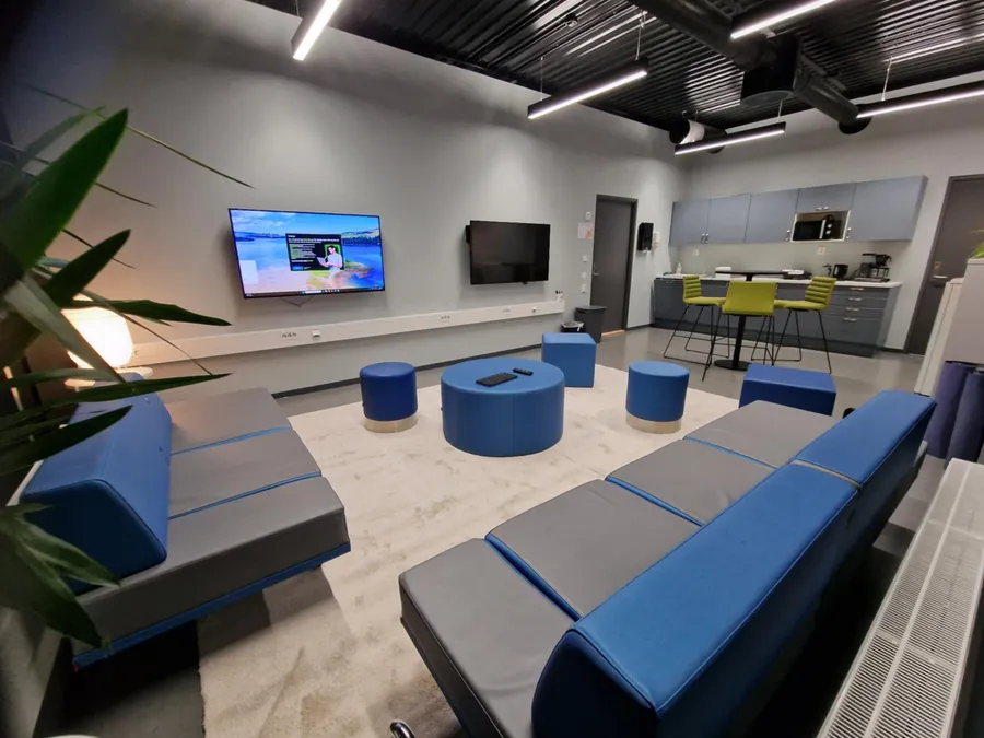 FlyTribe Oslo common area and lounge