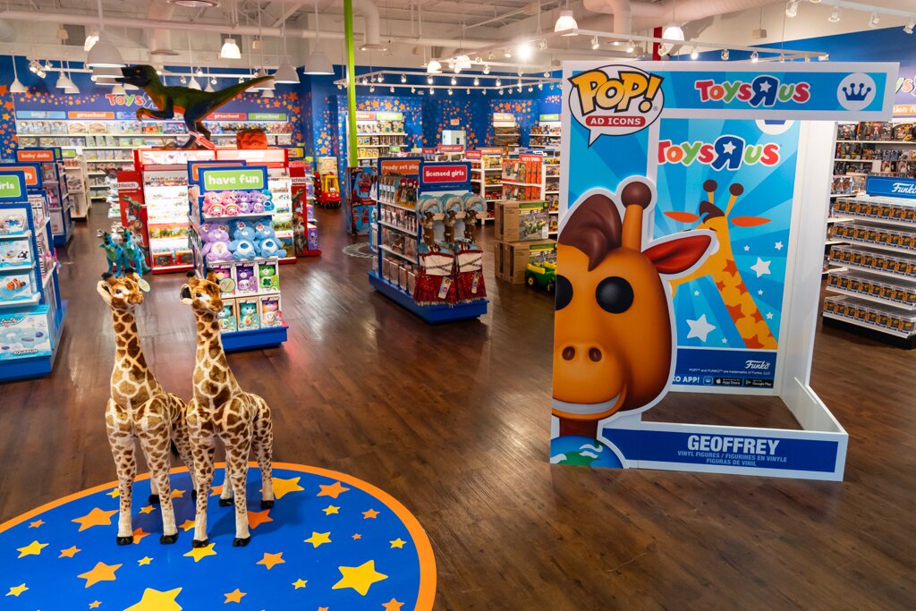 Toys"R"Us Holiday Shop Great Lakes Crossing in Auburn Hills, MI