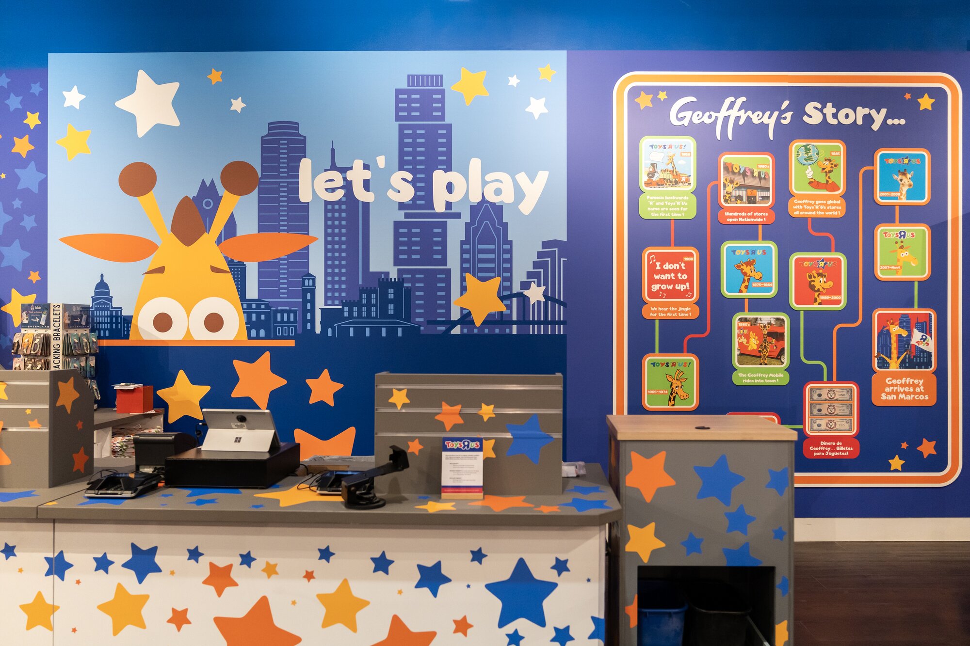 Toys“R”Us Tanger Outlets San Marcos store interior