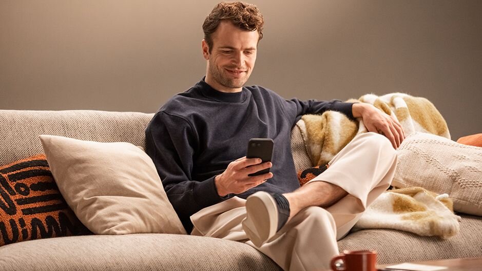 omada-ploom-care-man-sitting-on-the-couch