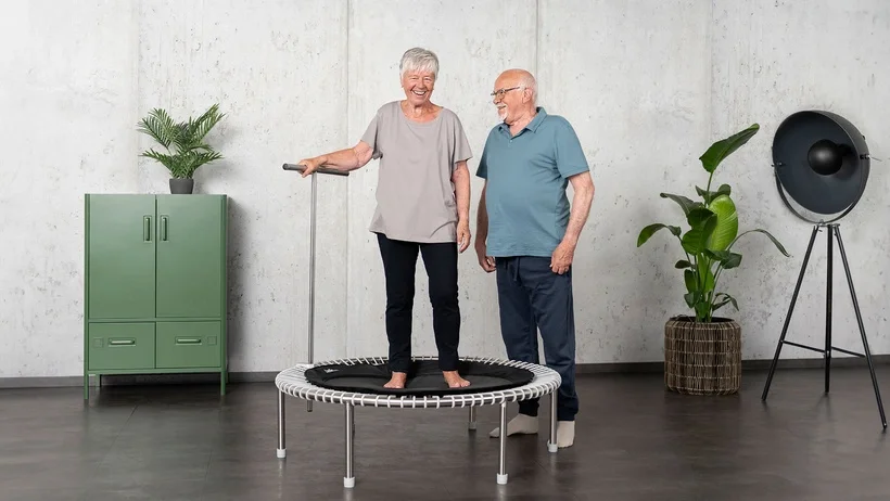 Frau macht Übungen auf dem Trampolin zum Abnehmen.
