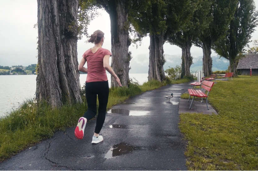 Nicole Hadel läuft draußen.