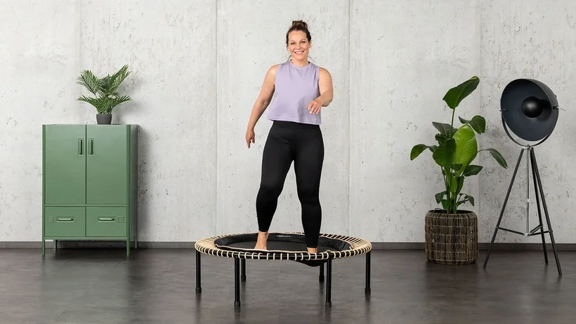 Woman is doing a cardio training on the bellicon rebounder.