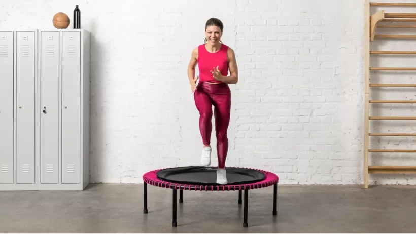 Younger woman ist working out on the bellicon health rebounder.