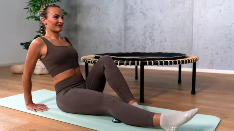 Eine Frau behandelt ihre Waden mit dem bellicon TMX Trigger.