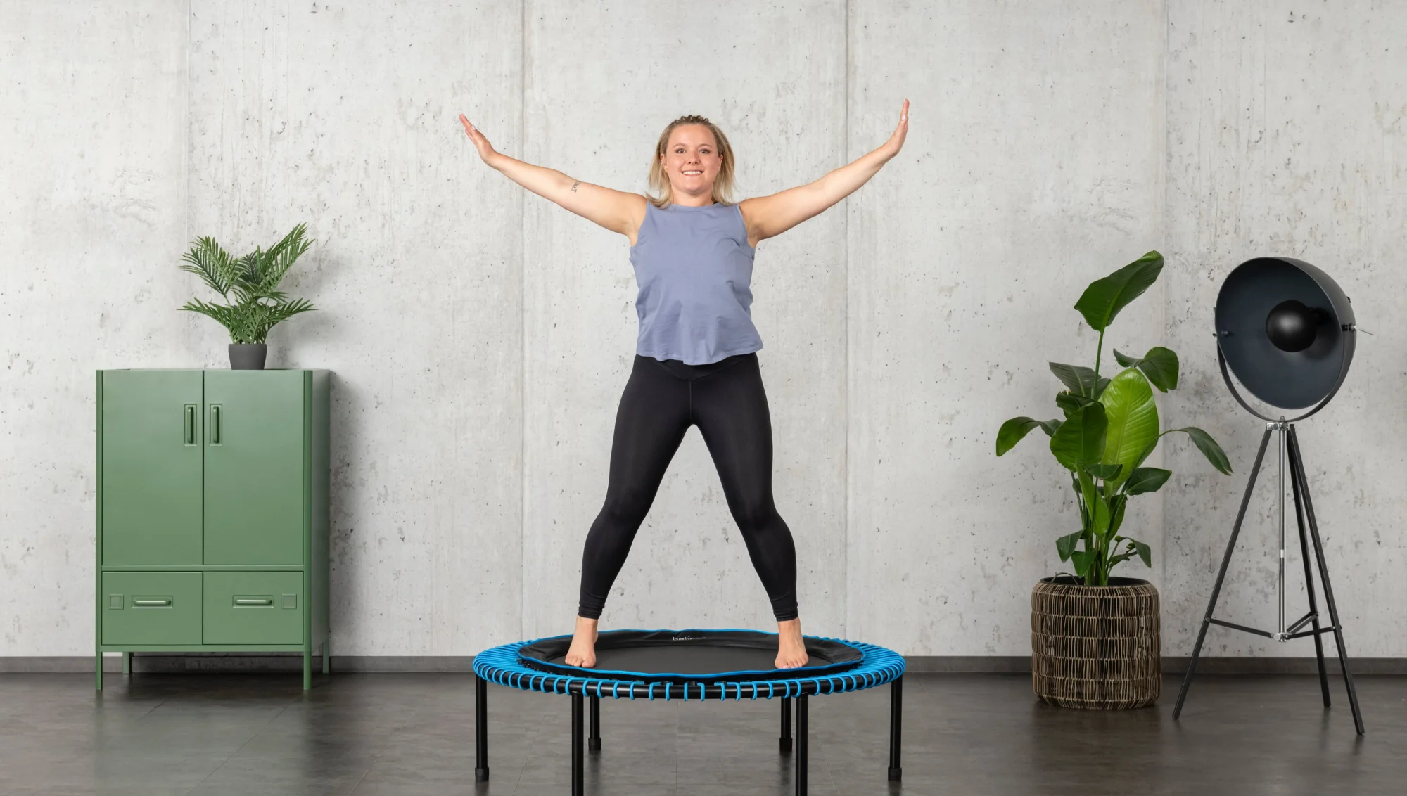Frau macht Übungen auf dem Trampolin zum Abnehmen.
