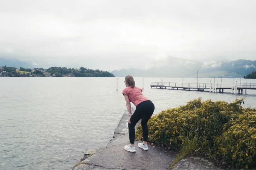 Nicole Hadel ruht sich nach der Joggingrunde aus.