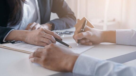 Commercial Retail Renault Group livre un véhicule à un client