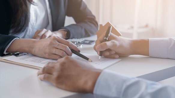 Commercial Retail Renault Group livre un véhicule à un client