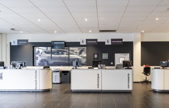 Commercial Retail Renault Group livre un véhicule à un client