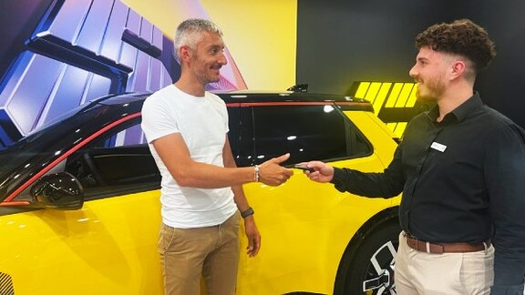 Commercial Retail Renault Group livre un véhicule à un client