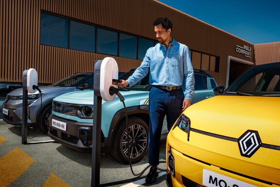 Commercial Retail Renault Group livre un véhicule à un client