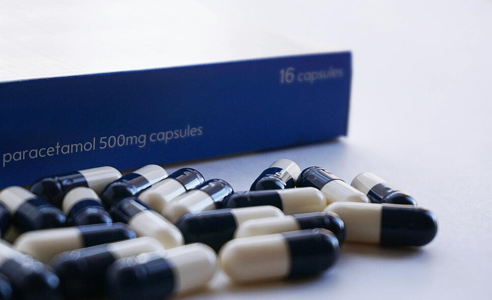 paracetamol capsules with box in background
