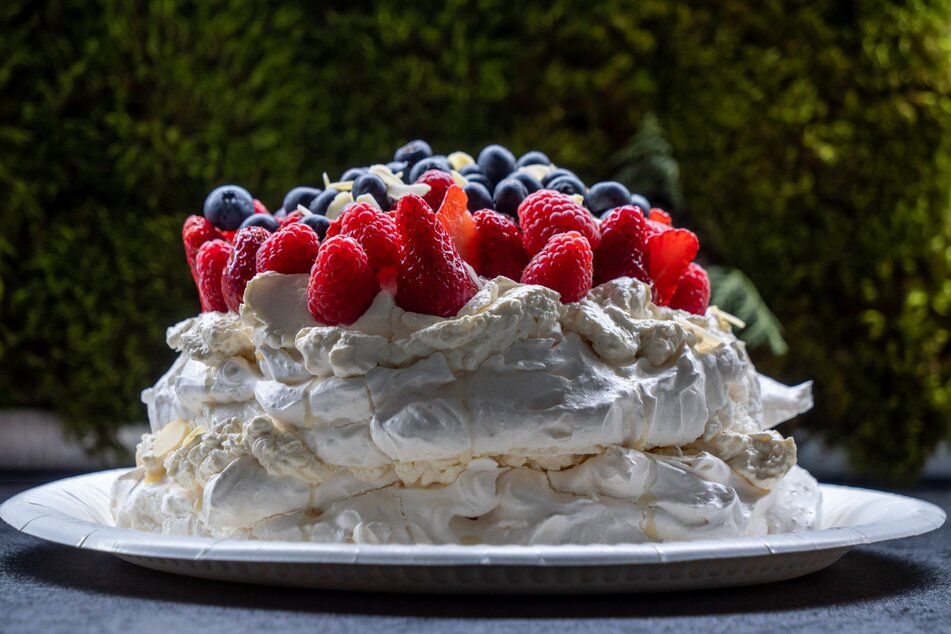 pavlova with raspberries and blueberries