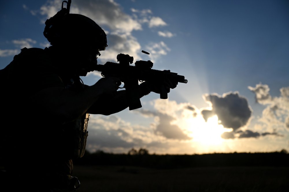 A member of the French Special Operations Forces fires his weapon for target practice during Emerald Warrior 21.1, Feb. 26, 2021, at Camp Shelby, Mississippi. Emerald Warrior focused on U.S partner nation relationships while emphasizing joint force interoperability. U.S. Air Force photo by Staff Sgt. Ridge Shan via DVIDS.
