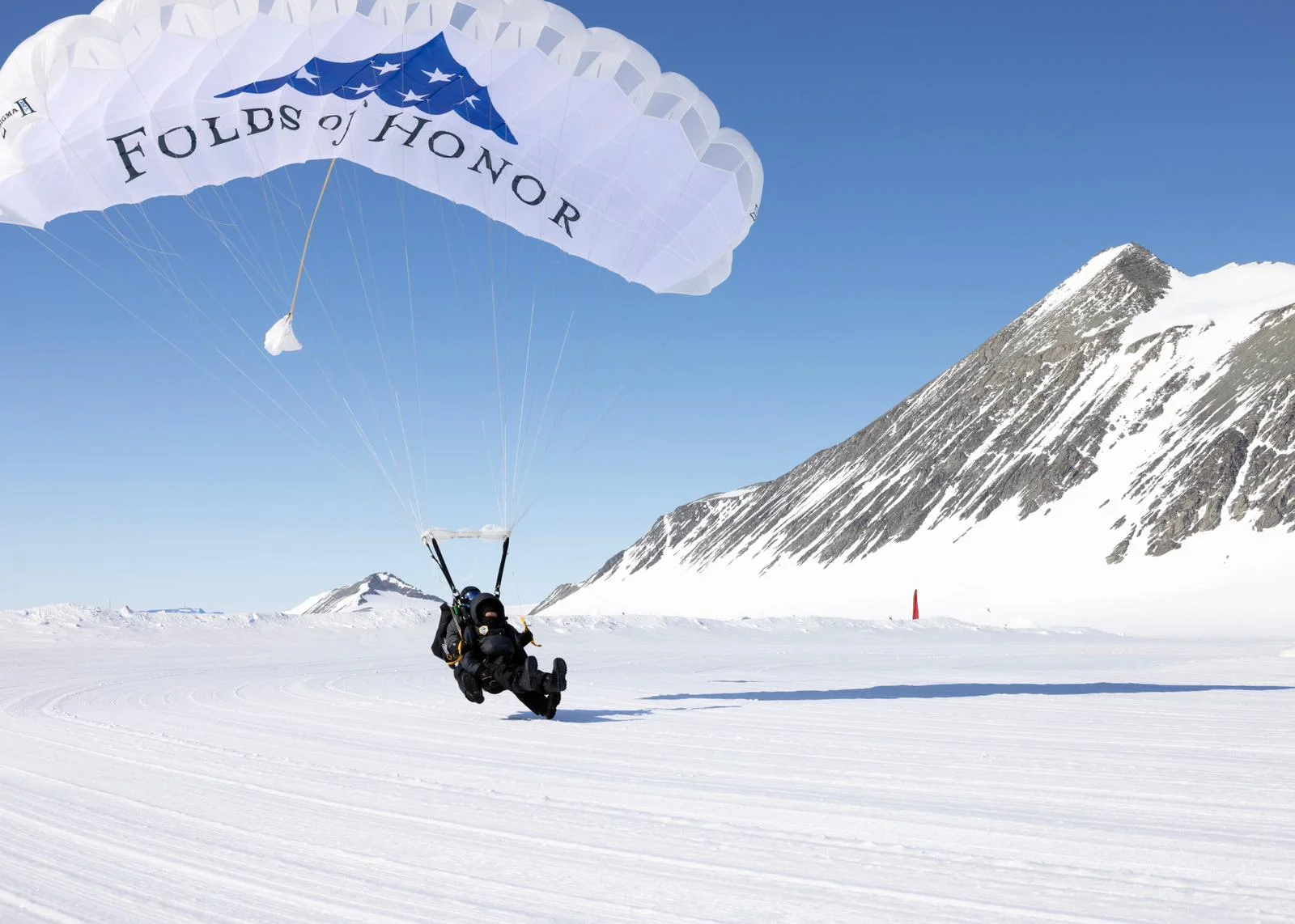 Triple 7 tandem master, Nick Kush, lands with team member Jim Wigginton at Union Glacier Camp, Antarctica, January 2023. Photo by ALE (Antarctica Logistics & Expeditions).