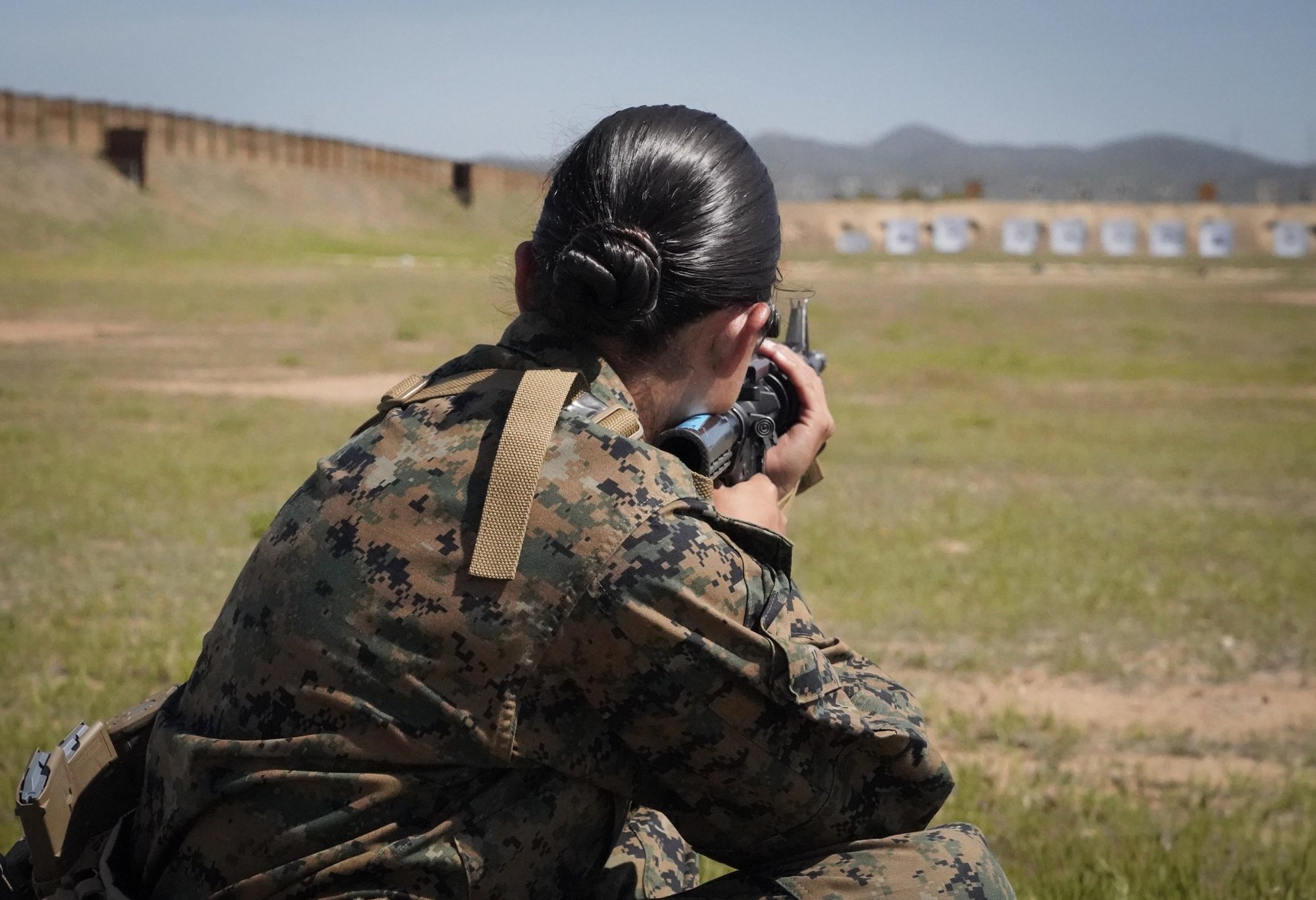 female Marines rifle qualification