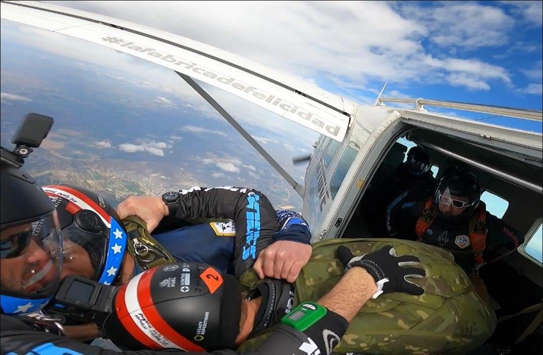 Triple 7 Expedition: skydivers in Santiago, Chile