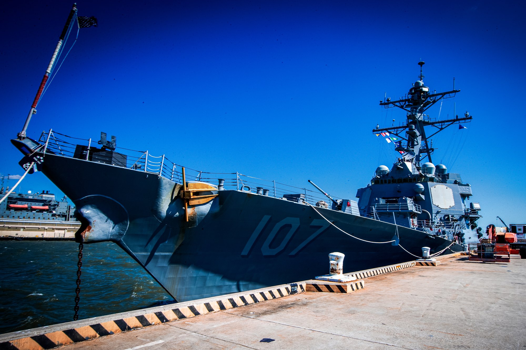 Us navy deploys in miami. USS gravely DDG-107. Arleigh Burke 1990.