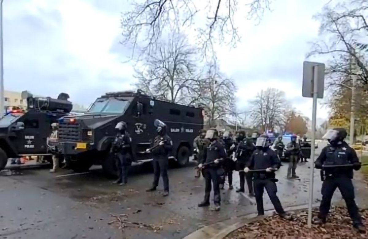 armed protesters breached Oregon Capitol building