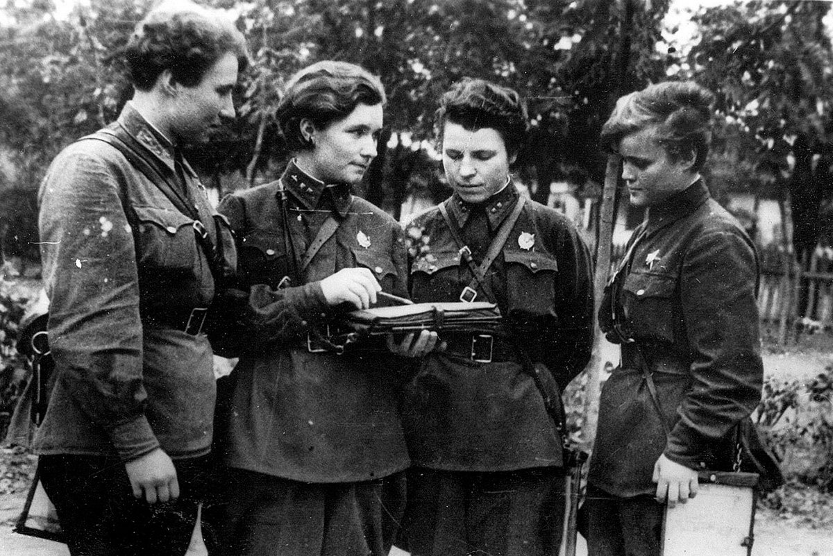 Women of the Night Witches, 588th Night Bomber Regiment, gather  for a photo. (WikiMedia Commons)