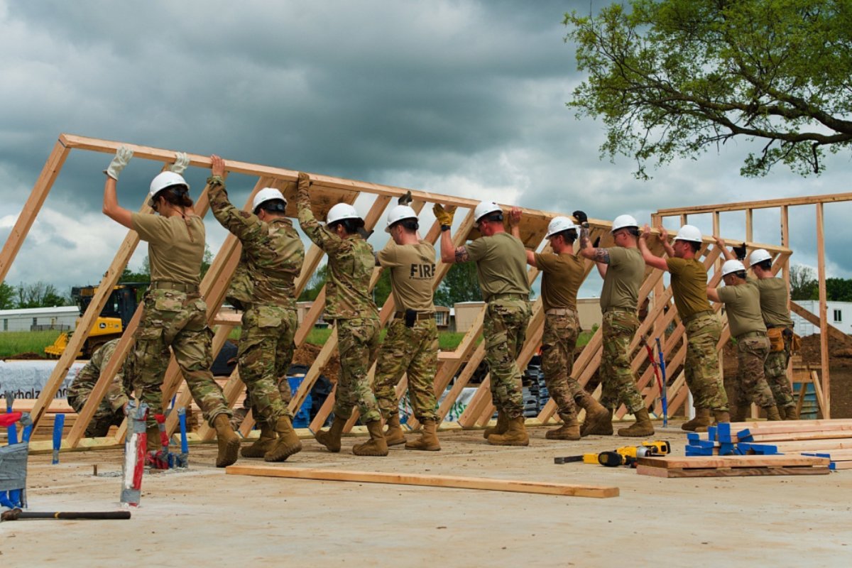 Alaska Air National Guardsmen Houses Cherokee Veterans