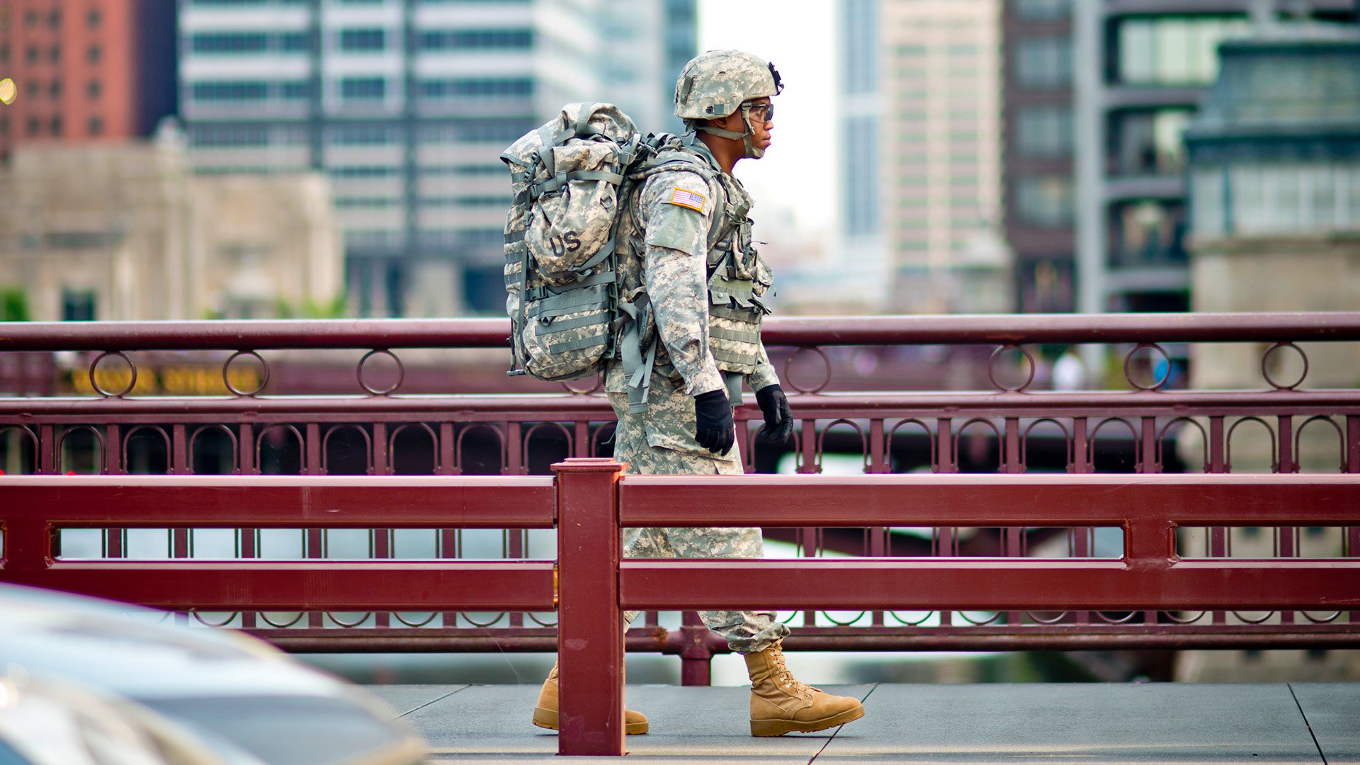 An Army Reserve Soldier with the 416th Theater Engineer Command, walks along a bridge July 29, 2014, in downtown Chicago, Illinois. US Army photo by Sgt. 1st Class Michel Sauret.