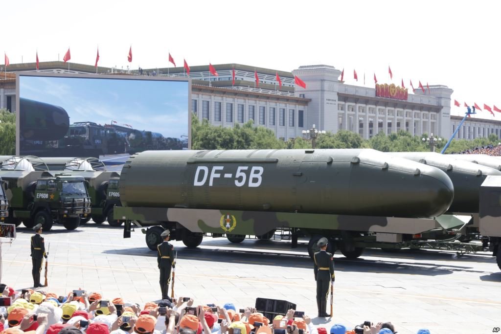 DF-5B_intercontinental_ballistic_missiles_during_2015_China_Victory_Day_parade