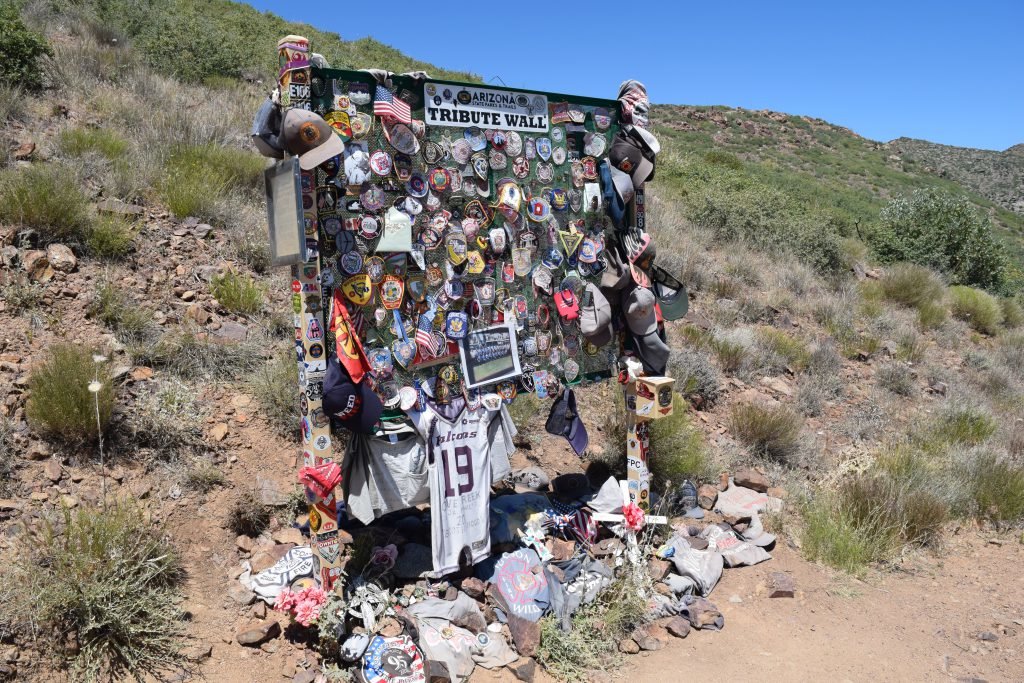 Granite mountain hotshots. Granite Mountain Hotshots Memorial. Могилы пожарных Granite Mountain Hotshots,.