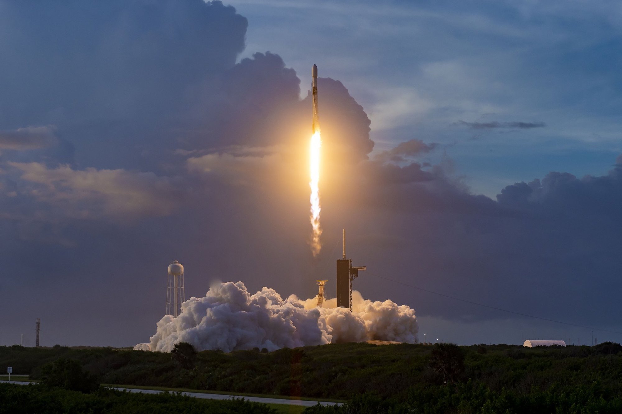 On Tuesday, October 6 at 7:29 a.m. EDT, 11:29 UTC, SpaceX launched 60 Starlink satellites from Launch Complex 39A (LC-39A) at Kennedy Space Center in Florida. Photo by SpaceX via Twitter.