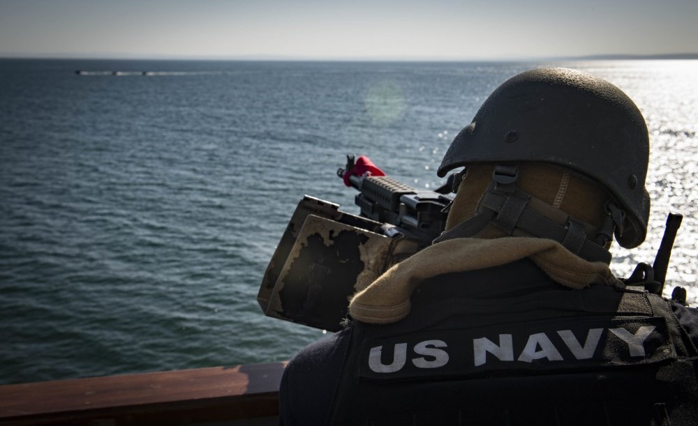 U.S. Navy Ship’s Serviceman Seaman Darnell Thomas mans an M240B machine gun during a fast inshore attack-craft drill aboard the guided-missile destroyer USS Carney (DDG 64) in the Black Sea, Aug. 13, 2018. U.S. Navy photo by Mass Communication Specialist 1st Class Ryan U. Kledzik.