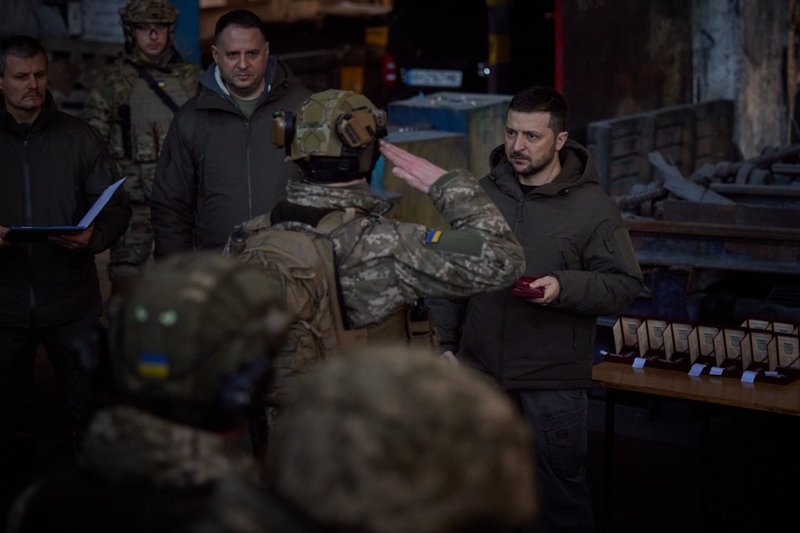 Zelenskyy visits Bakhmut