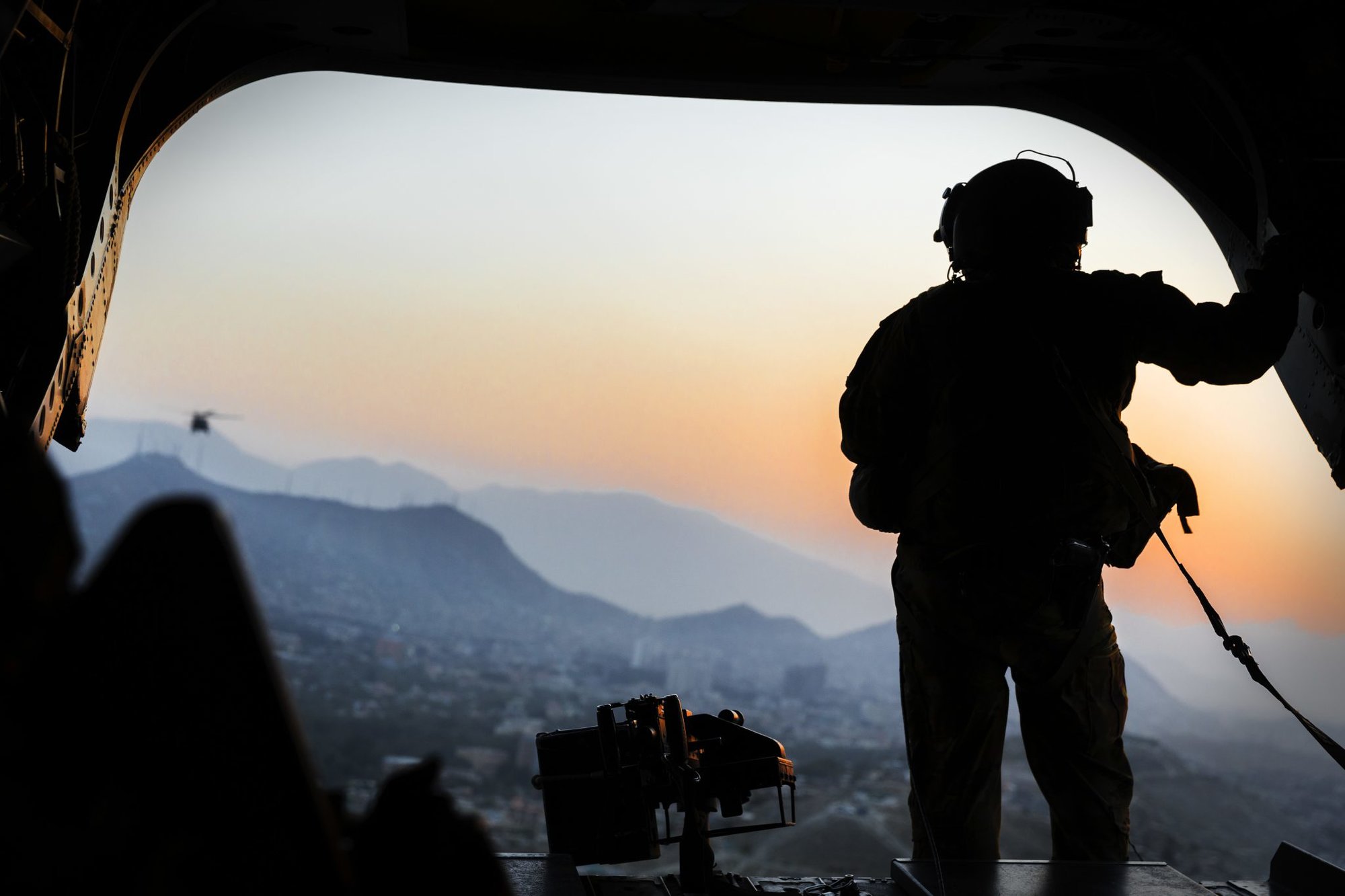 A United States Army loadmaster stands on the rear ramp of a CH-47F Chinook and watches the sunset as it flies over Kabul, Afghanistan. *** Local Caption *** Chief of Joint Operations, Vice Admiral David Johnston, and Warrant Officer Joint Operations Command, Warrant Officer Class 1 Craig Egan, visited Australian Defence Force personnel deployed on Operation HIGHROAD in Kabul, Afghanistan from 8 to 10 September 2017.
ADF personnel deployed on Operation HIGHROAD are working as part of the international community to provide long-term support to the Government of Afghanistan.
About 270 ADF personnel are deployed in Kabul and Kandahar as part of Operation HIGHROAD, Australia’s contribution to the NATO led Resolute Support mission.