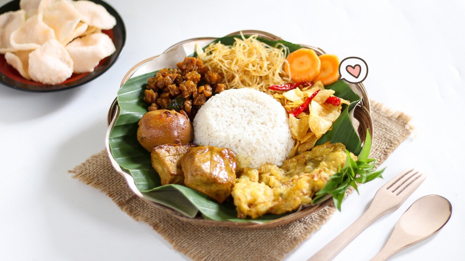 Nasi uduk Betawi komplit dengan ayam dan telur