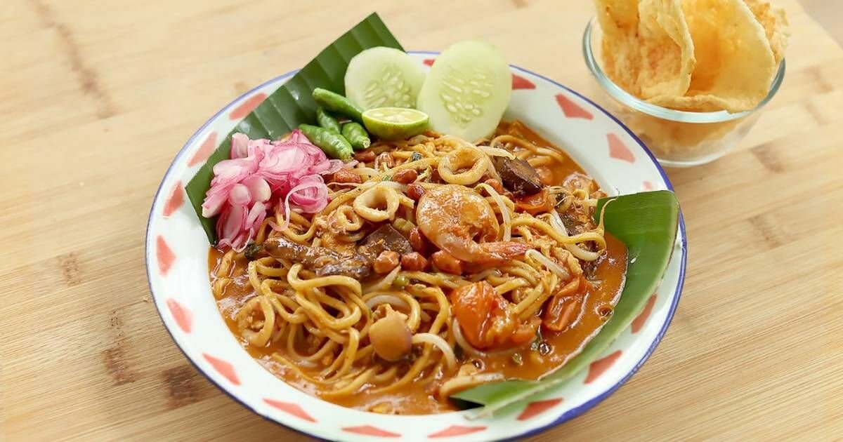 Mie Aceh goreng dengan udang dan emping