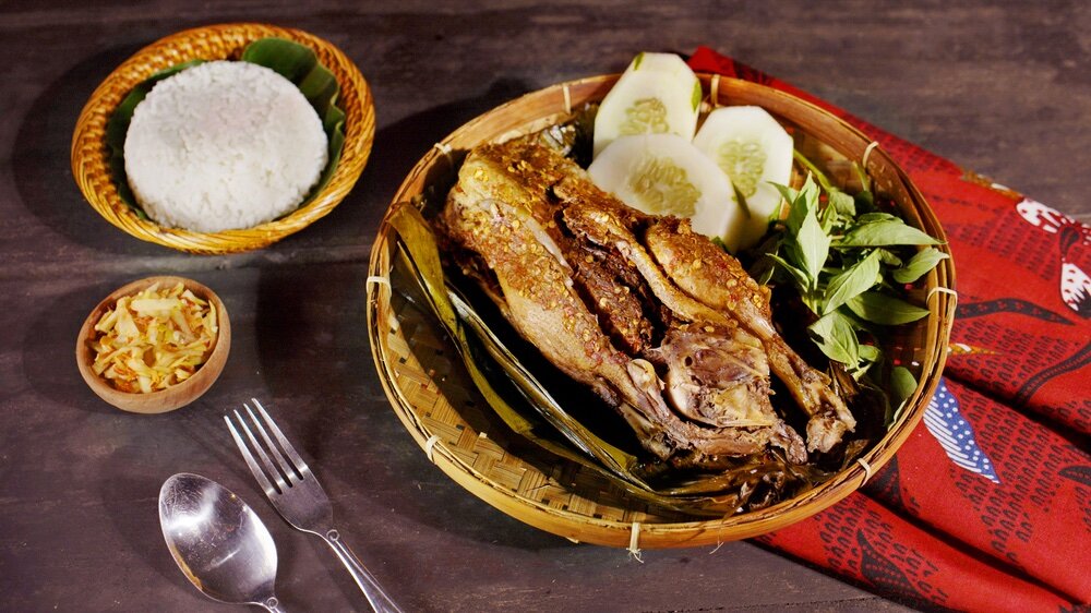 Bebek songkem Madura dibungkus daun pisang