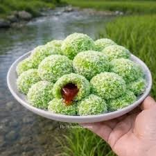 Klepon hijau dengan kelapa parut dan gula merah