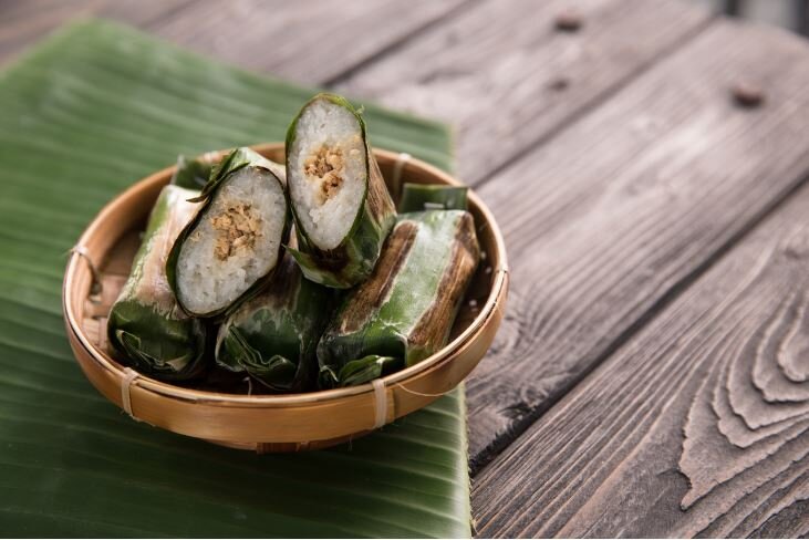 Lemper ayam dibungkus daun pisang