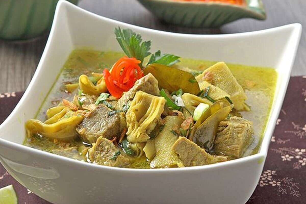 Semangkuk soto Madura dengan daging sapi