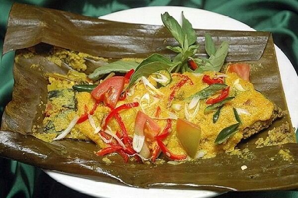 Pepes ikan mas dibungkus daun pisang