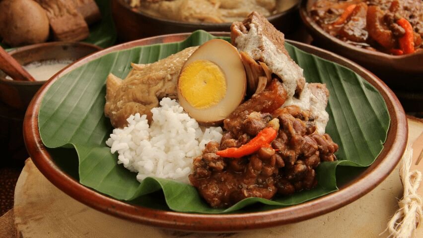 Sepiring gudeg Yogyakarta dengan ayam dan telur