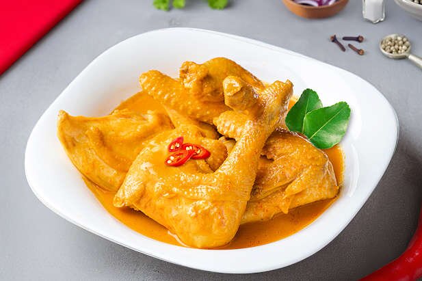 Gulai ayam Padang dengan kuah santan kuning
