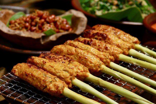 Sate lilit Bali dililit pada batang serai