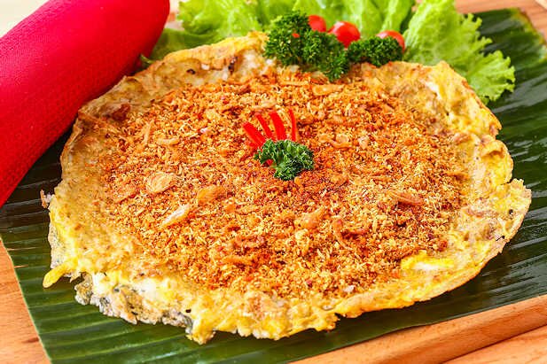 Kerak telor Betawi dengan serundeng kelapa