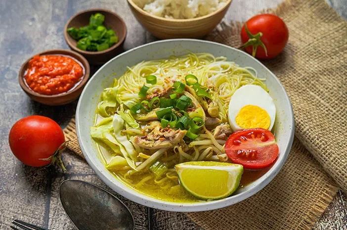 Semangkuk soto ayam Lamongan dengan koya