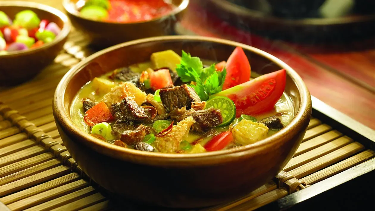 Mangkuk soto Betawi dengan kuah santan dan daging