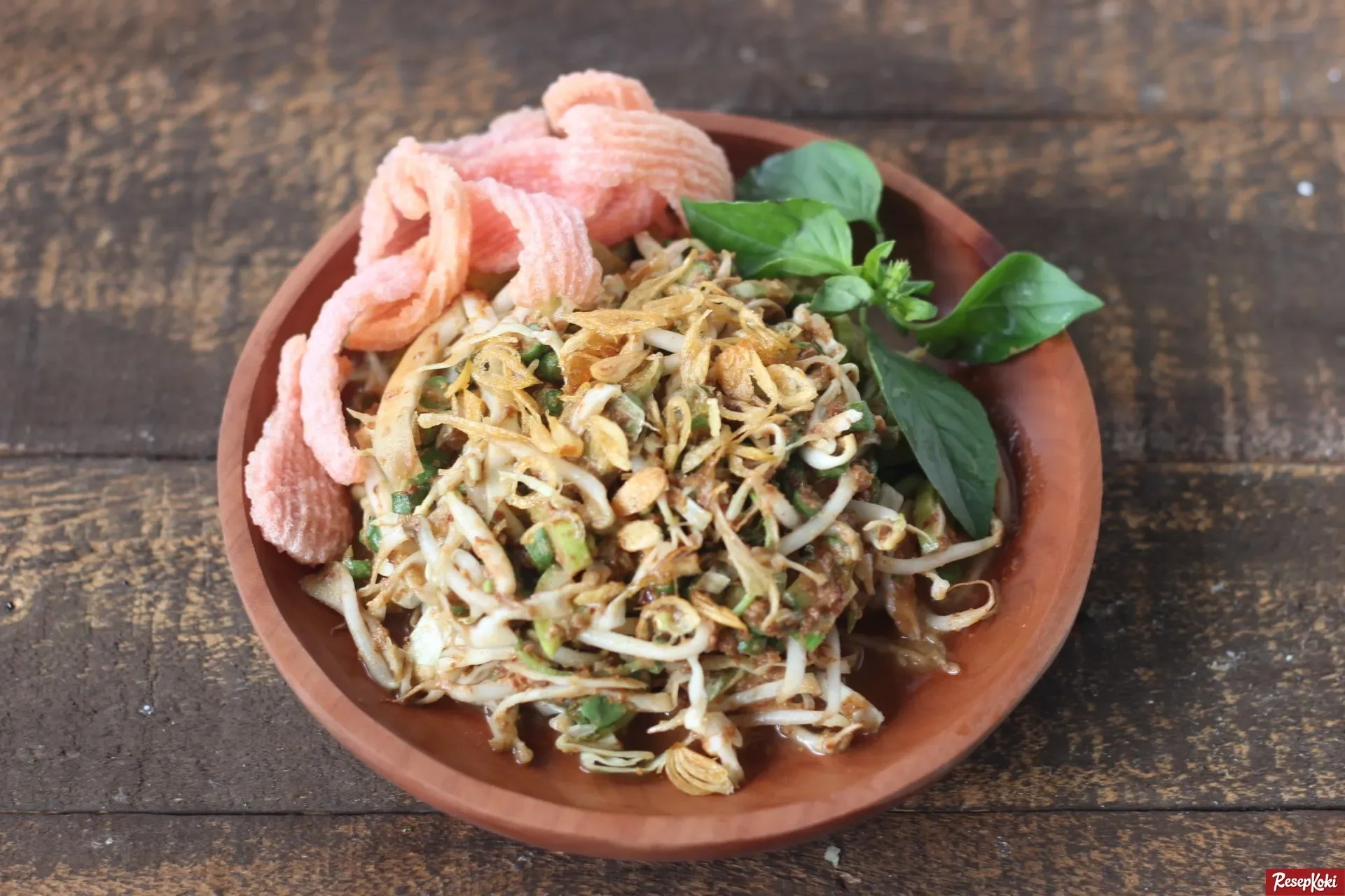 Karedok Sunda dengan sayuran segar dan bumbu kacang